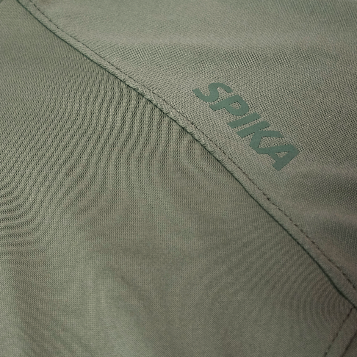 Spika Bandit youth Moss Green hoodie close-up of the tonal Spika logo along the shoulder seam