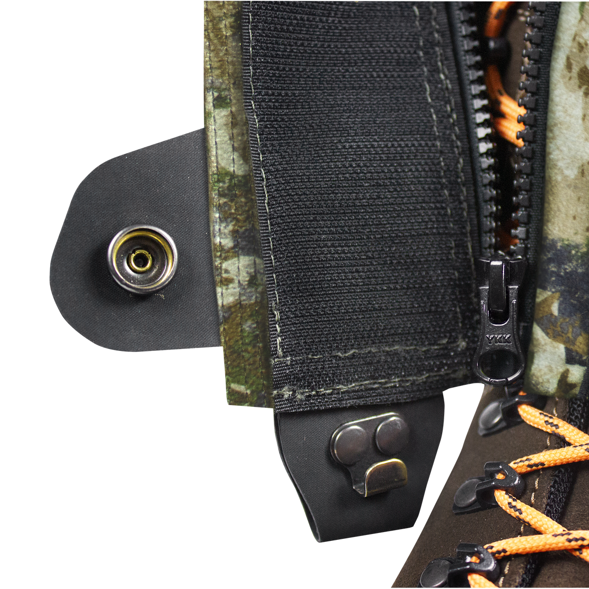 Spika Strike youth gaiter in Biarri Camo, close-up of the rear zip, hook-and-loop flap and boot hook