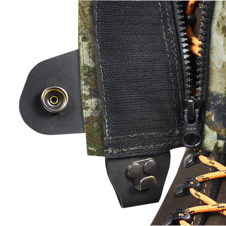 Spika Strike youth gaiter in Biarri Camo, close-up of the rear zip, hook-and-loop flap and boot hook