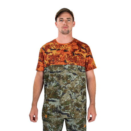 Man modelling the Spika Trail men's T-shirt in Biarri Blaze with a cap, front view