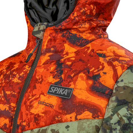 Spika Terra kids' puffer jacket in Biarri Camo/Blaze, close-up of the chest Spika badge and zip