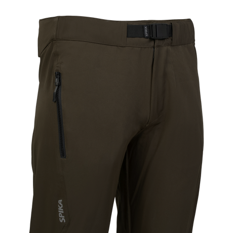 Spika Nomad men's hunting pants in Olive Summit, close-up of zip pocket, belt and SPIKA print