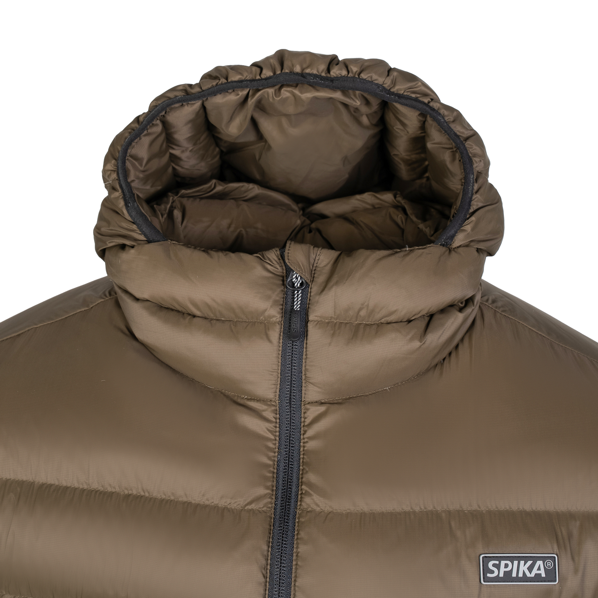 Spika Hideout men's puffer jacket in Mud Brown, close-up of the hood, collar and SPIKA badge