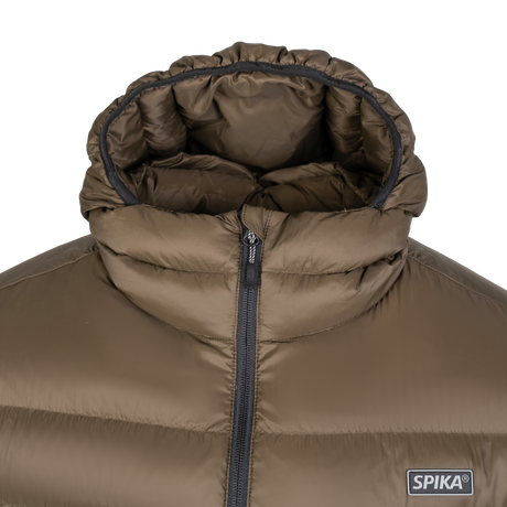 Spika Hideout men's puffer jacket in Mud Brown, close-up of the hood, collar and SPIKA badge