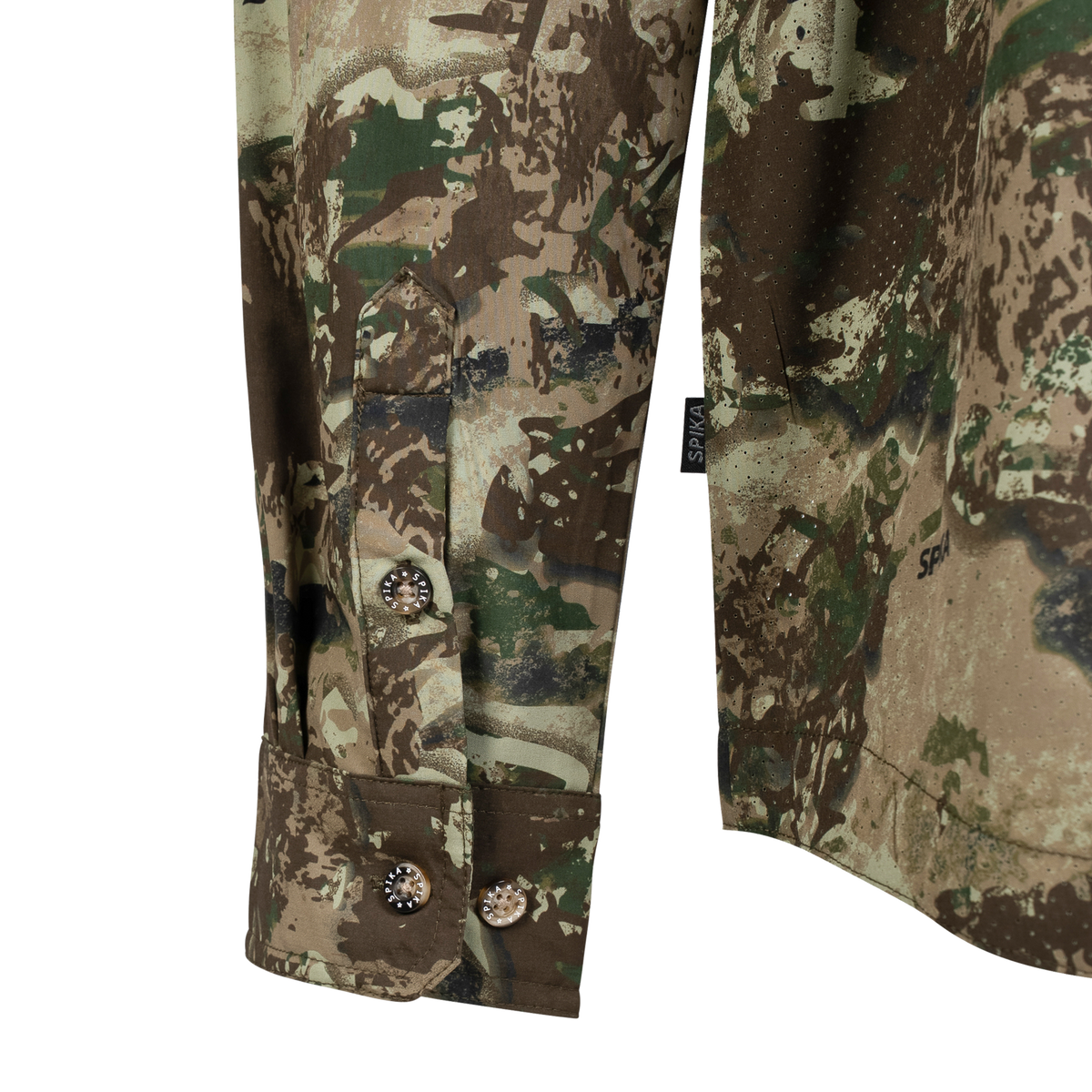 Spika Overlander men's hunting shirt in Biarri Camo, close-up of the buttoned cuff and sleeve tab