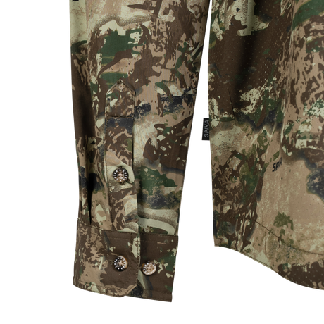 Spika Overlander men's hunting shirt in Biarri Camo, close-up of the buttoned cuff and sleeve tab