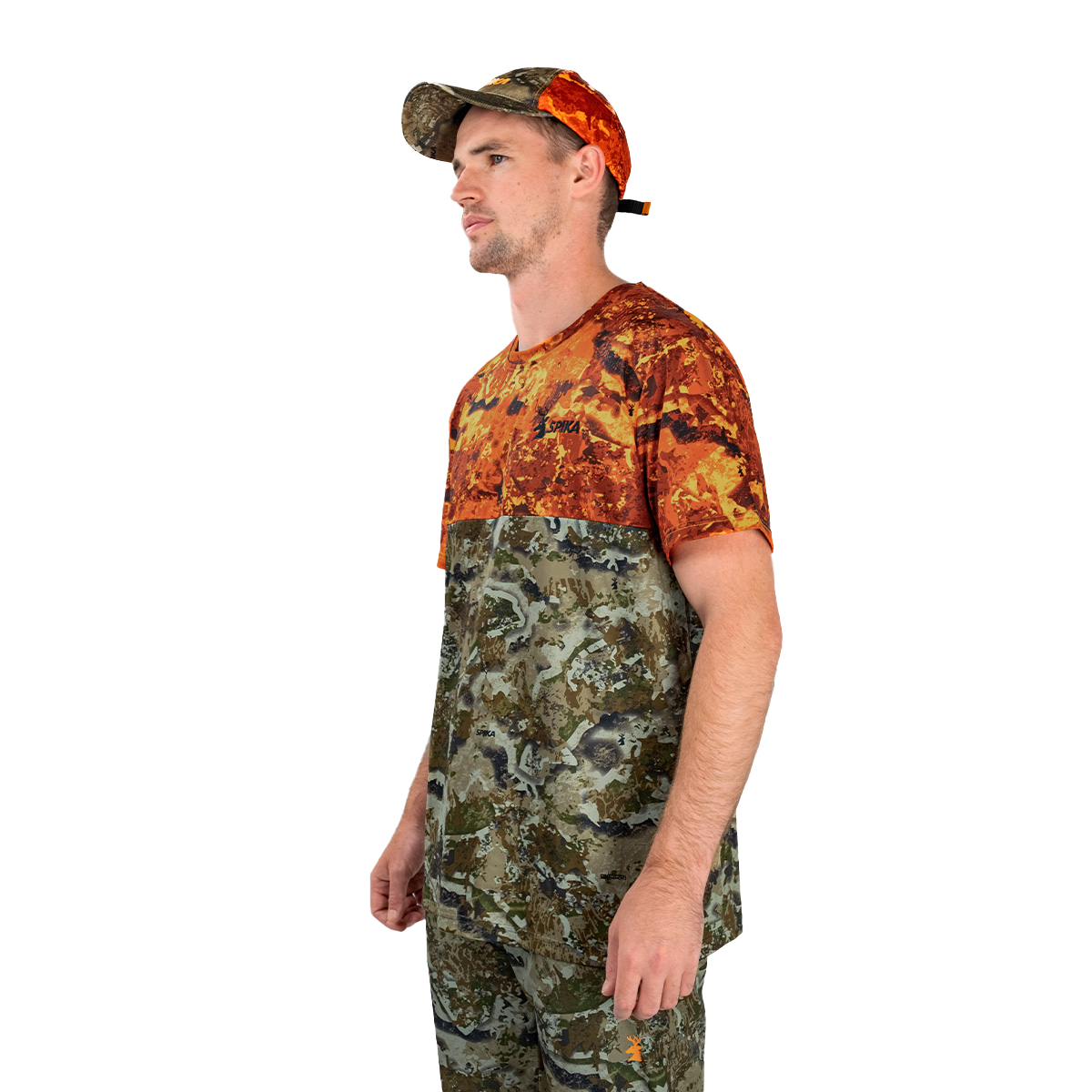 Man modelling the Spika Trail men's T-shirt in Biarri Blaze with a blaze cap, three-quarter view