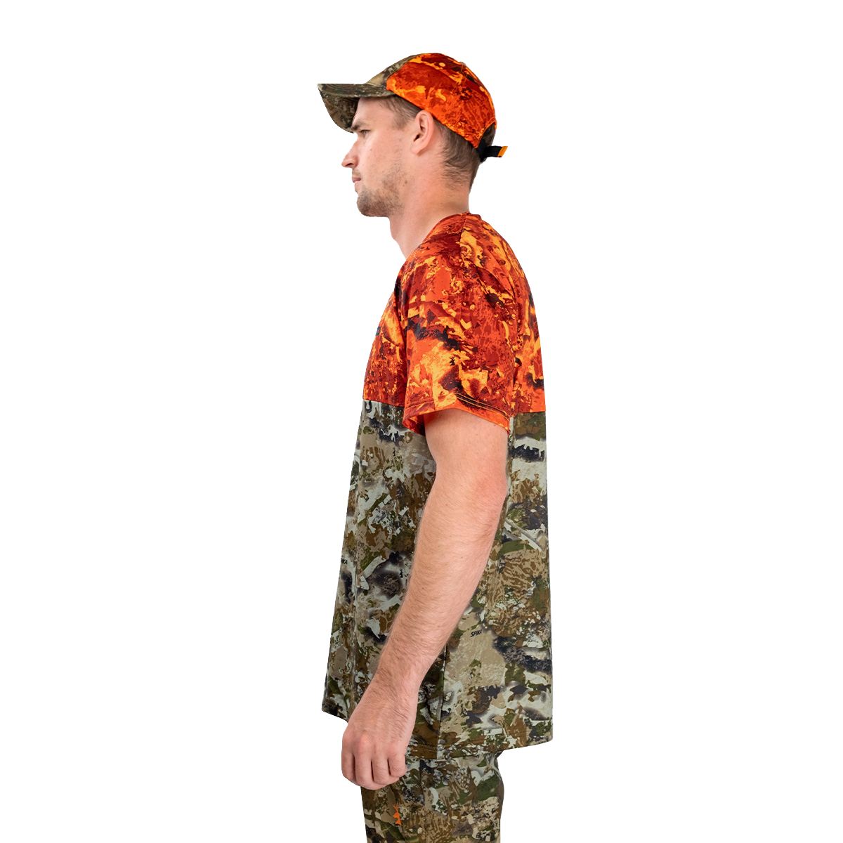 Man modelling the Spika Trail men's T-shirt in Biarri Blaze, side profile view