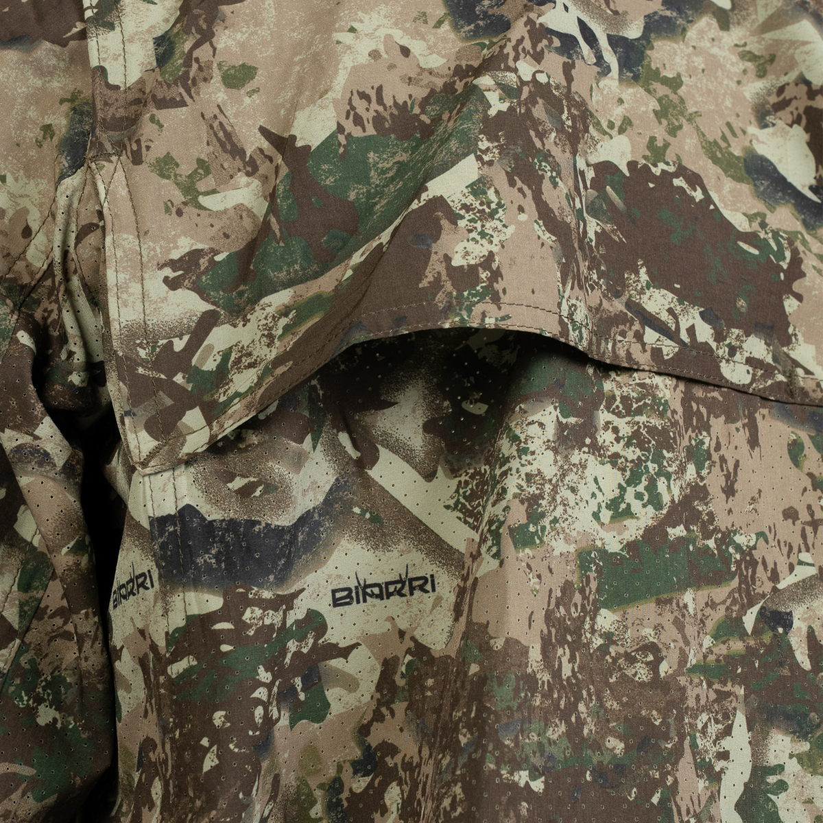 Spika Overlander men's hunting shirt in Biarri Camo, close-up of back vent and Biarri print