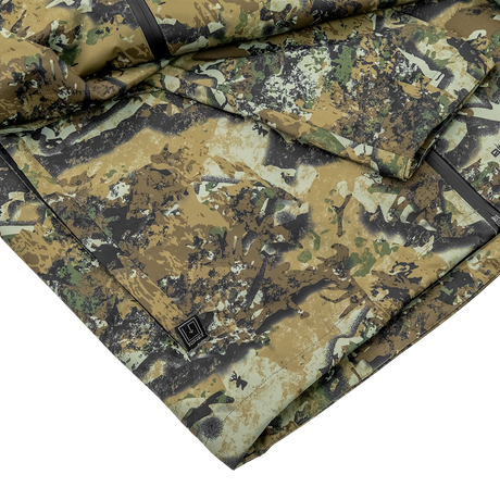 Spika Scout men's jacket in Biarri Camo, close-up of folded fabric and hem with logo tab