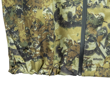 Spika Scout men's jacket in Biarri Camo, close-up of the gathered drawcord hem and front zip